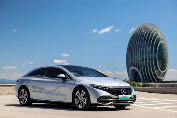 奔驰找到EQS卖不好的原因了：改款将提供立标+传统格栅（eqs 奔驰）