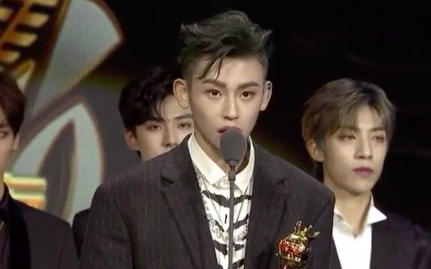 npc获团体奖小鬼领奖发感言 台下蔡徐坤未得通知（小鬼蔡徐坤参加的节目）