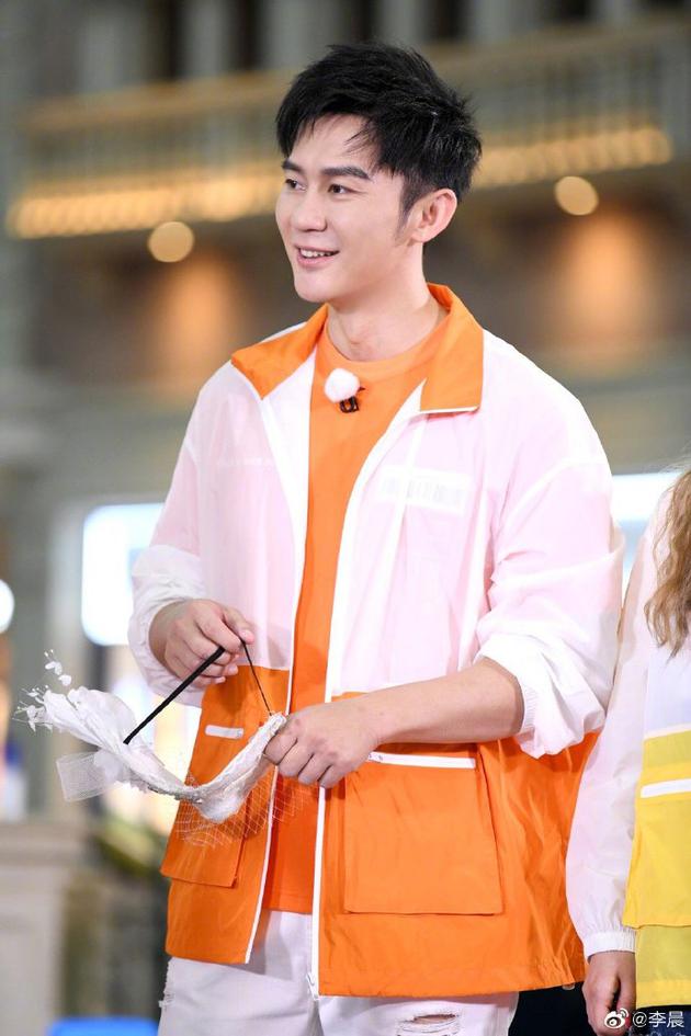 李晨辟谣妈妈曝范冰冰人品传闻:家人没接受过采访（李晨现在和范冰冰如何）