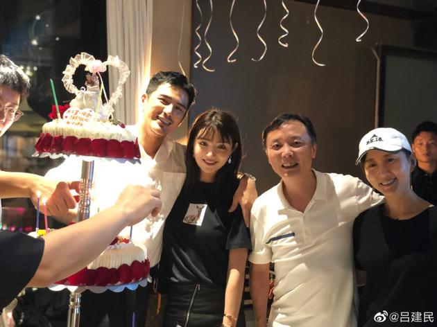 姜潮麦迪娜甜蜜庆生 又搂又亲热恋不减（姜潮和麦迪娜怎么认识的视频）