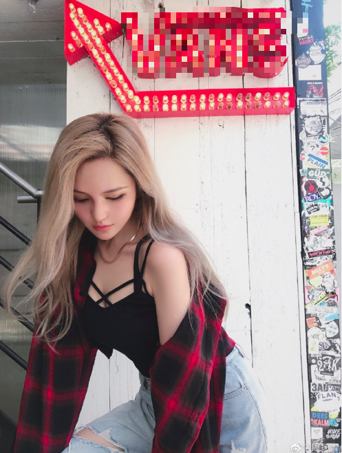 周扬青穿吊带秀傲人上围很性感 转头却说想有气质（周扬青的衣服）