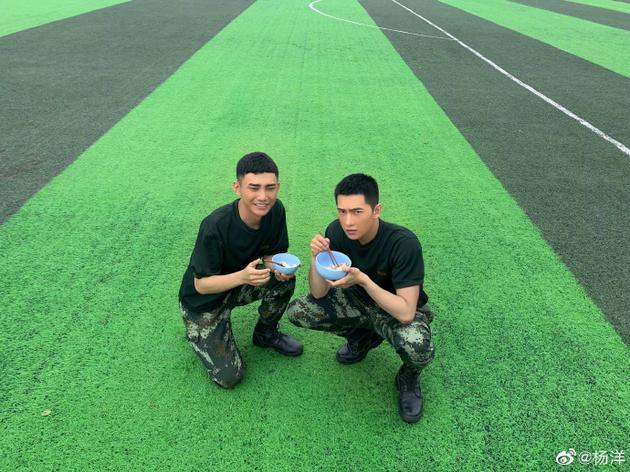 杨洋在线求炊事班加餐 粉丝贴心P美食满足愿望（杨洋做饭视频）