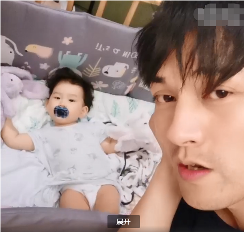 撒狗粮！严屹宽唱歌表白杜若溪 一旁的女儿很吸睛（严屹宽综艺节目给杜若溪惊喜）