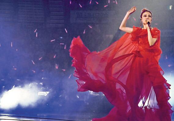 容祖儿演唱会舞台严重故障 宣布12日免费补场（容祖儿演唱会造型）