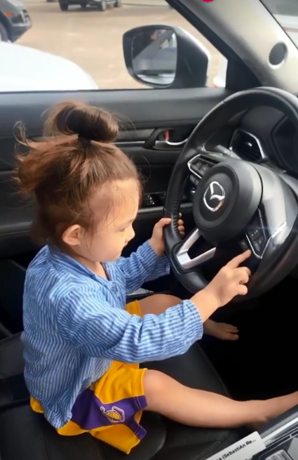 陈冠希女儿握方向盘摆拍 网友调侃Alaia无证驾驶（陈冠希晒女儿）