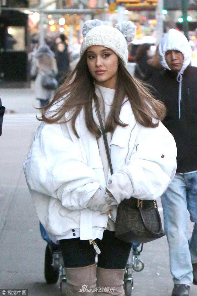 外媒曝A妹新恋情 与男方挽臂同行频繁合作（a妹现任）