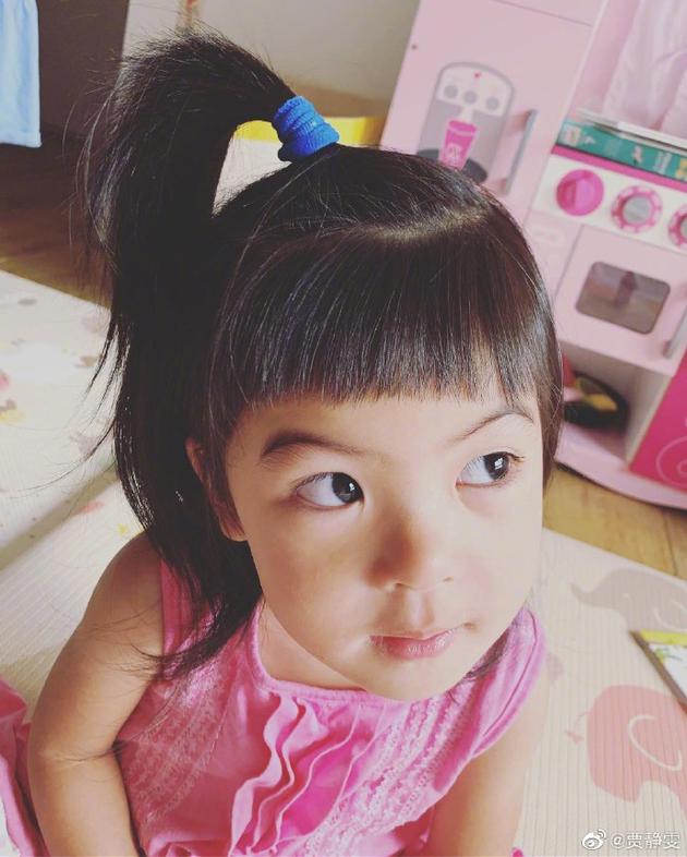 贾静雯秀手艺给女儿剪发 波妞换发型秒变甜心公主（贾静雯的女儿波妞和修杰楷）