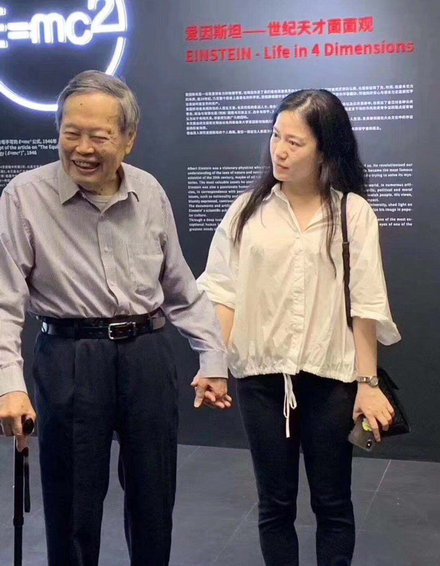 97岁杨振宁分享长寿秘诀 与妻子牵手出场十分亲密（98岁杨振宁与44岁）