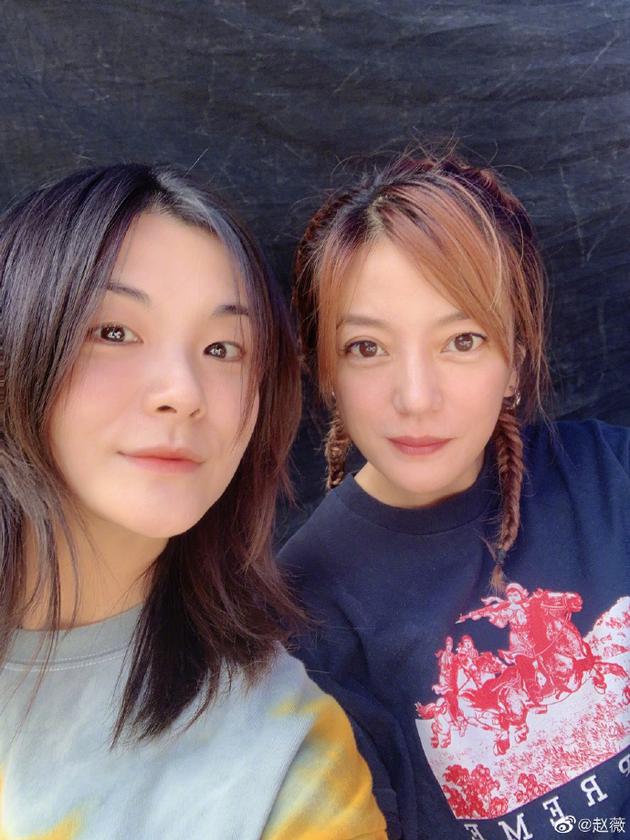 赵薇扎羊角辫少女感十足 晒片场照工作认真干劲足（赵薇扎头发）