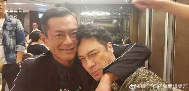 吴镇宇被古天乐搂着小鸟依人 对镜wink显反差萌（吴镇宇谈古天乐）