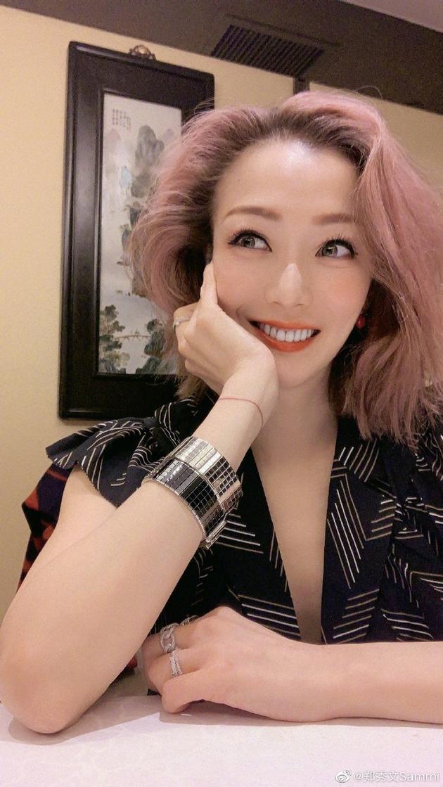 郑秀文晒甜美托腮自拍 粉嫩发色妆容精致心情好（郑秀文美照）