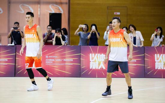 多年后方得知！林书豪打NBA母亲用退休金支持（林书豪爹妈）